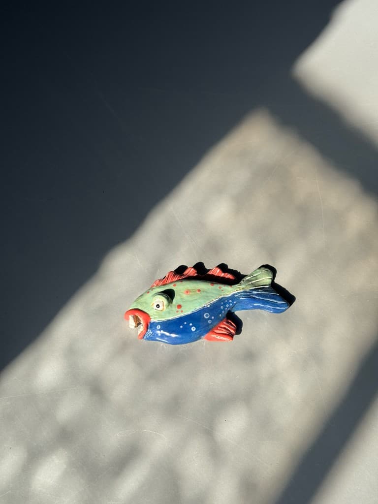 Farverig keramikfigur af en fisk