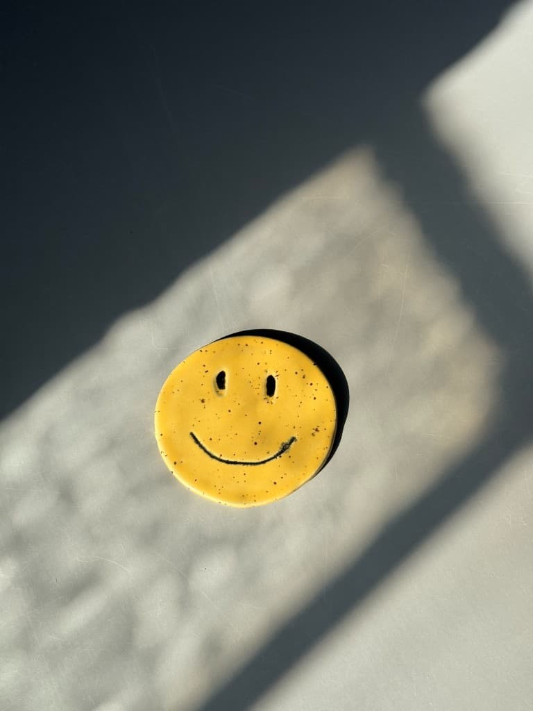 Gul keramiksmiley med sort mønster