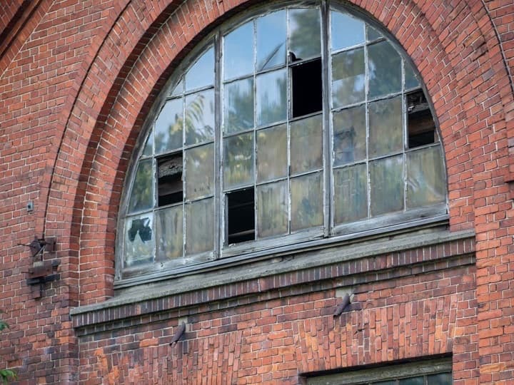 Buet vindue i den gamle værkstedsbygning