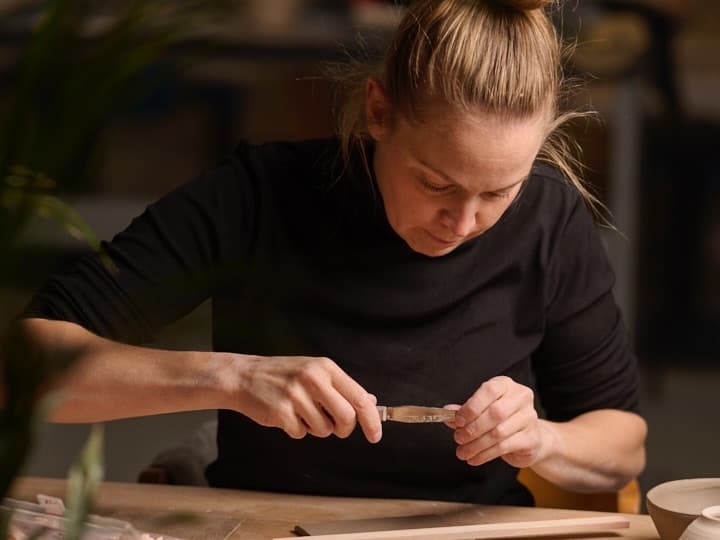 Medlem der arbejder med ler i værkstedet