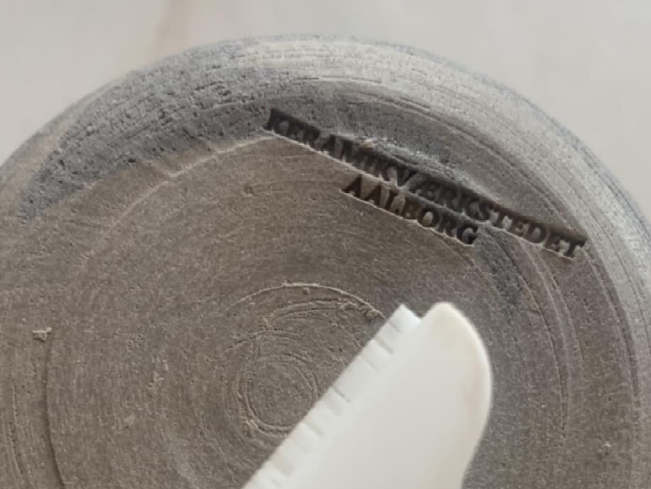 Keramikværkstedets stempel i bunden af et leret emne