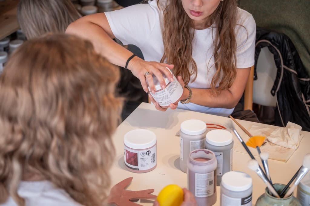 Kreativ stund med glasurer og pensler